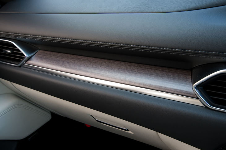 インテリアにおける「Lパッケージ」の特徴である、本杢（ほんもく）の装飾パネル。他のグレードではガンメタリック塗装や、ウオームシルバーのヘアライン仕上げとなっている。