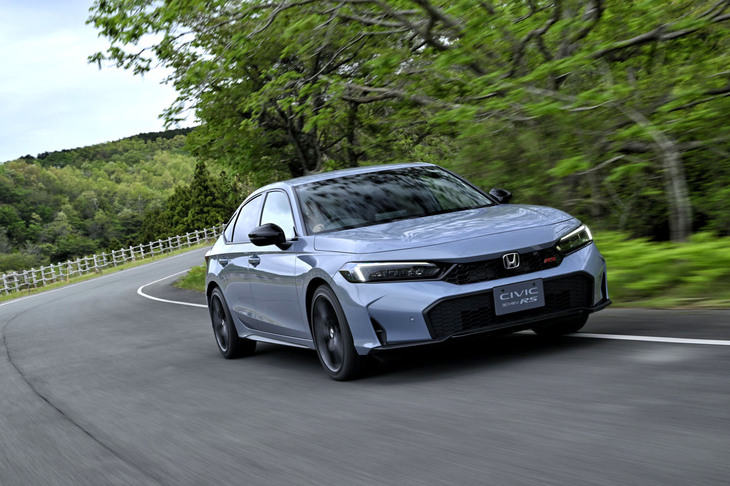 「ホンダ・シビック」のスポーティーモデルとして、2026年6月に正式発表される予定の「シビックe：HEV RS」。今回は発売前に、クローズドコースでプロトタイプのステアリング握ることができた。その第一印象をリポートする。