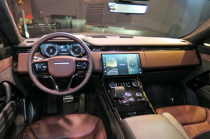 インテリアの意匠は既出の現行型「レンジローバー」に通じるものだが、こちらは重厚さを程よく抑え、スポーティーなイメージを付与している。