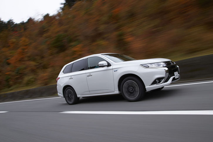 「三菱アウトランダーPHEV」は全車、JC08モードのハイブリッド燃料消費率で19.2km/リッターの燃費を記録する。