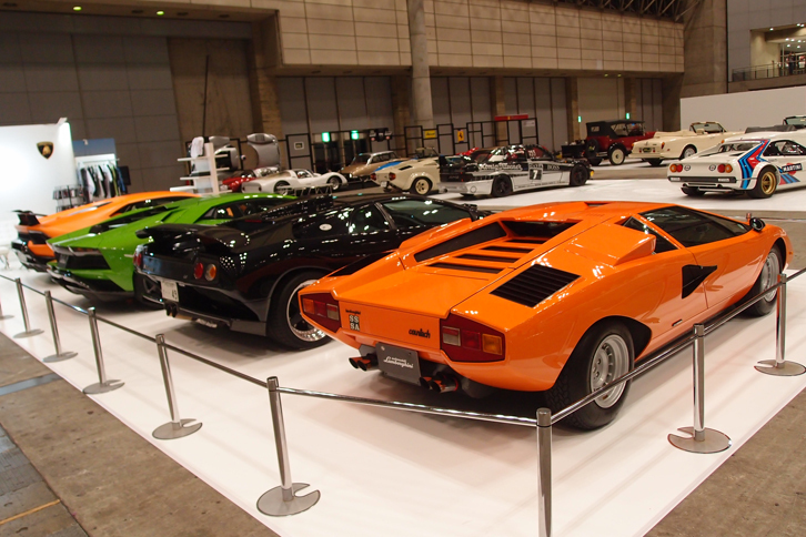 ランボルギーニ麻布のブースに並んだ、色鮮やかな歴代ランボルギーニ。