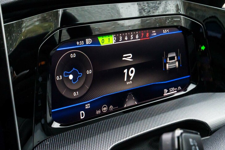 デジタルメーターの表示は多彩で、エンジンのアウトプットや、作動温度、ブースト圧、Gセンサー、トルクスプリットなどの確認が可能。ドライブモードで「スポーツ」「レース」を選択すると、「ゴルフR」専用グラフィックに表示が切り替わる。