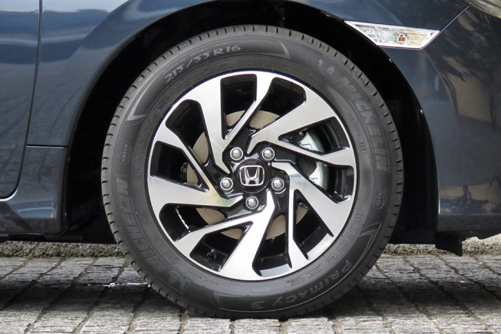 ホンダ・シビックセダン（ホイールとタイヤ）
