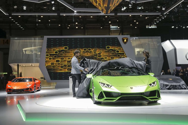 「ランボルギーニ・ウラカンEVOスパイダー」のアンヴェール。