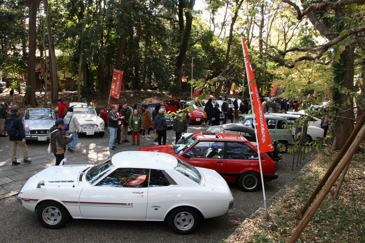 甲州街道から本殿に至る参道にも、ずらりと参加車両が並べられていた。