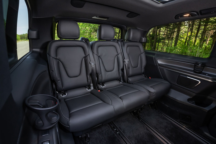 3人掛けとなる3列目シート。背もたれは180度後方に倒せるので、オプションのフルフラット拡張機能付き「ラゲッジルームセパレーター」と組み合わせることで、簡易ベッドとしても使用できる。