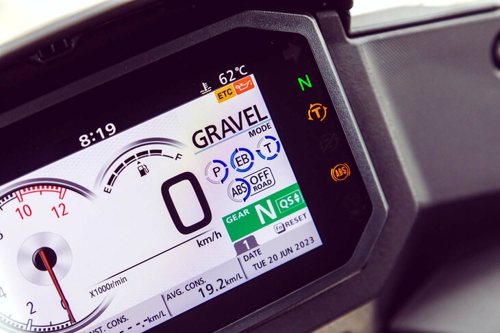 ライディングモードは、既定の「SPORT」「STANDARD」「RAIN」「GRAVEL」に、各設定を任意で調整可能な「USER」を加えた全5種類。ウイリーコントロール機能付きのトルクコントロールとリアのABSは、オフにすることも可能だ。