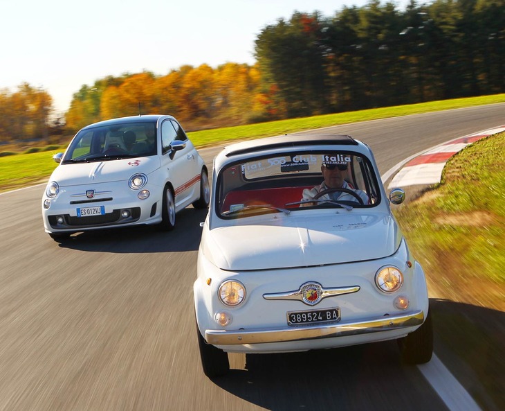 
	新旧アバルトのランデブー。写真手前は1963年式「フィアット・アバルト595」で、後方に続くのは、FCAのいちブランドとなったアバルトから復刻された「アバルト595」（2013年式）。
	