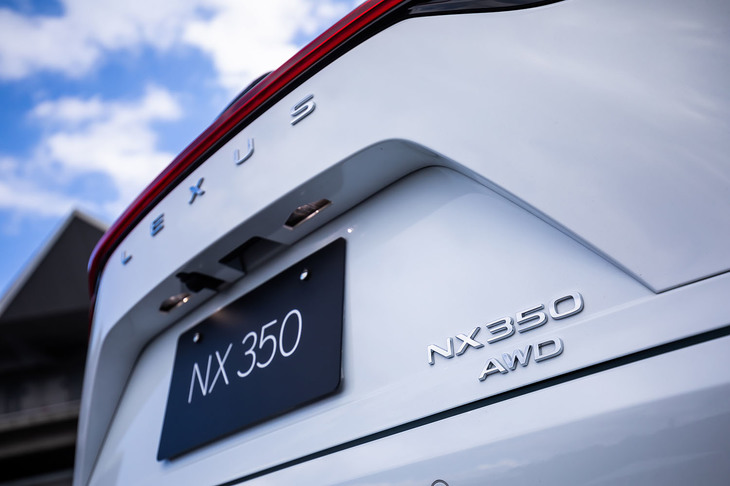 NX350“Fスポーツ”（リアゲート）