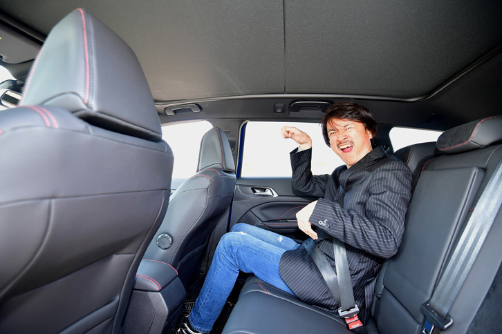 身長174cmの筆者が後席に座った様子。頭上や膝まわりには十分な余裕があった。