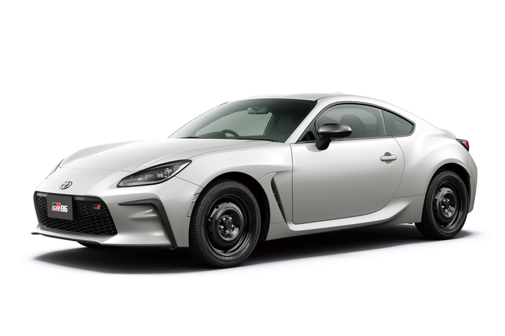 「トヨタGR86」だけに設定される競技用ベース車「RC」。上級グレードとはタイヤやホイールが違うことに加え、フロアサイレンサーやエンジンルームカバー、マフラーカッターなども省略されている。