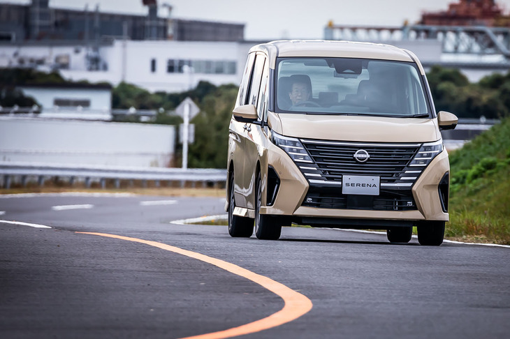 「セレナ ハイウェイスターVプロトタイプ」の走行シーン。