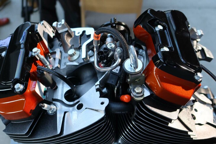 1977ccの空冷Vツイン「ミルウォーキーエイトVVT121」エンジン（展示用カットモデル）