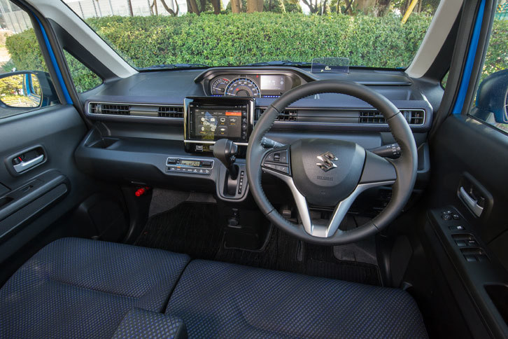 ワイド感を強調する横基調のインストゥルメントパネルまわり。内装色は「スティングレー」と標準車の「FZ」がブラック。「FA」がベージュ。「FX」は、ブラックとベージュから選択可能となっている。