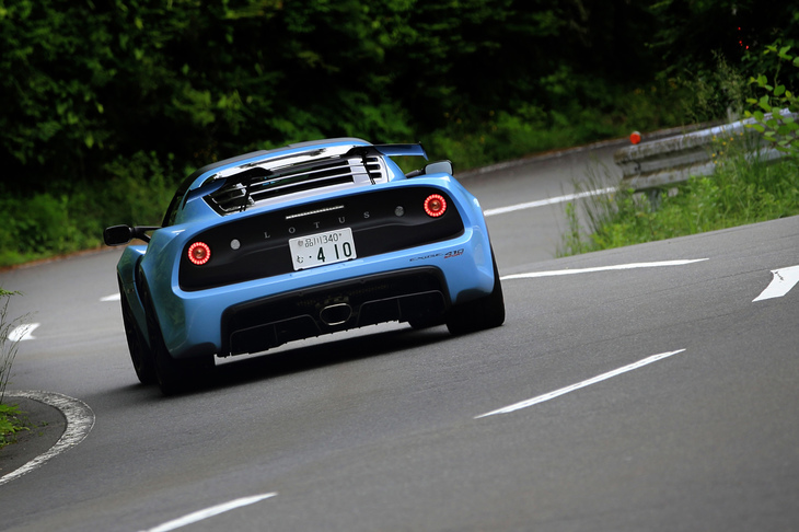 足まわりの仕様は、ナイトロン製の3段階調整式ダンパーとコイルスプリング、アイバッハ製の調整式アンチロールバーの組み合わせ。従来モデルから刷新されている。