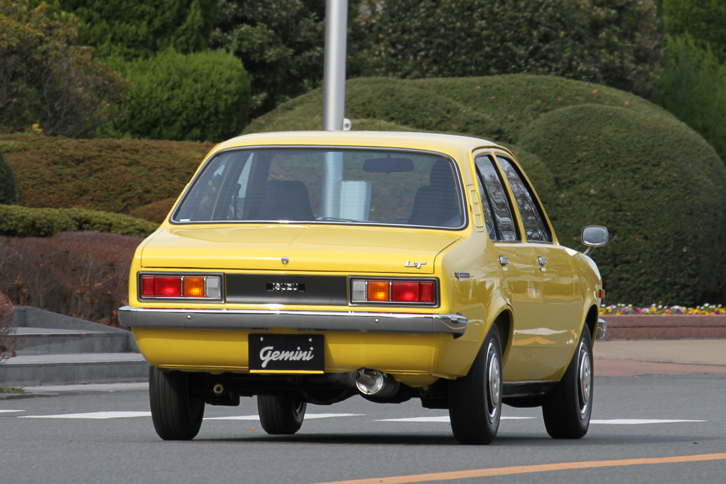 当時の日本車とは一線を画するクリーンなスタイリングの「ジェミニ セダンLT」。ビビッドなカラーも珍しかった。ちなみにLTは、3つ用意されたグレードのうち、「LD」（通常の「デラックス」相当）、「LS」（「スポーティDX」相当）の中間に位置する「スーパーDX」相当のグレード。