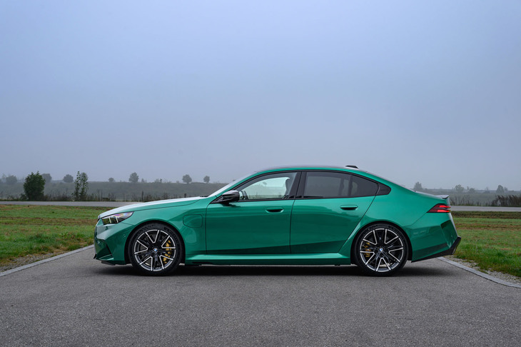 新型のボディーサイズは全長×全幅×全高＝5095×1970×1510mm。トレッドの拡大に合わせてスタンダードな「5シリーズ セダン」よりも70mmもワイドになっている。