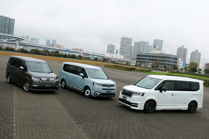 写真向かって右から「ホンダ・ステップワゴンe：HEVスパーダ プレミアムライン 無限パーツ装着車」「ステップワゴンe：HEVエアー ホンダアクセス用品装着車」「ステップワゴンe：HEVスパーダ ホンダアクセス用品装着車」。