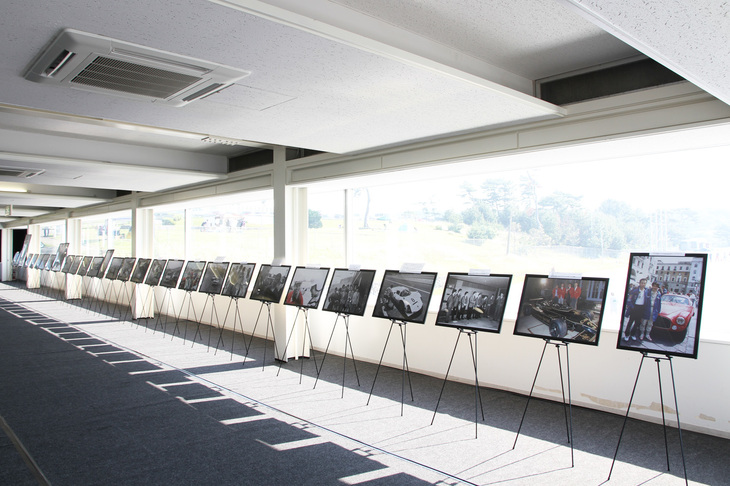 屋内会場に飾られた、スペシャルゲストの生沢 徹氏が持参した写真パネル。ここ大磯におけるジムカーナや初期の日本グランプリなど、日本のモータースポーツの黎明（れいめい）期である1960年代に撮影されたカットを中心に29点を数えた。さらにこのほかにも、トークショー用に特大の写真パネル数点が用意されていた。