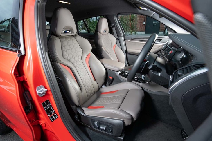 有機的な形状のサイドサポートが特徴のMスポーツシート。ヘッドレストの「M」エンブレムにはイルミネーションが仕込まれている。