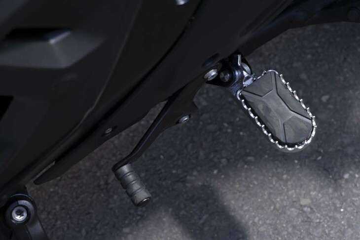 マニュアル変速モードの際、ヤマハの「Y-AMT」などは左スイッチボックスのスイッチレバーで（要するに手で）操作を行うのに対し、BMWの「ASA」はフットレバーで（要は足で）操作する。