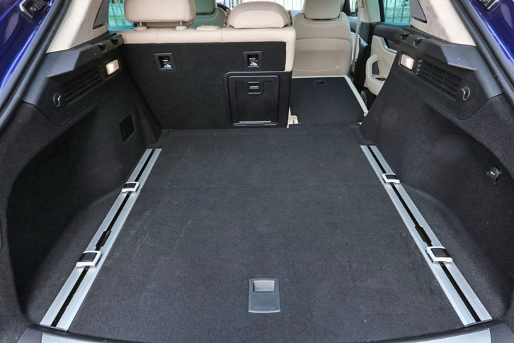 トランク容量は580リッター。リアシートには6：4の分割可倒機構が備わる。