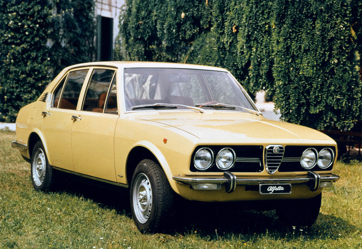 1972年「アルファ・ロメオ・アルフェッタ」。トランスアクスル＋ド・ディオンリアアクスルという、量産サルーンとしては異例に凝ったメカニズムを採用したことで実現した、高次元でバランスした操縦性と乗り心地は高く評価された。