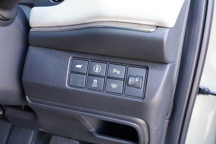 ホンダ・ヴェゼルe：HEV PLaY（ステアリングポスト脇のスイッチ類）