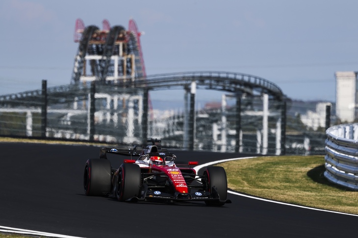 F1が始まった1950年から参戦を続けるフェラーリ。2026年はメルセデスに次ぐ2番手のポジションから、2008年以来遠ざかっているチャンピオンを目指す。日本GPではシャルル・ルクレール（写真）が3位表彰台にのぼった。（Photo＝Ferrari）