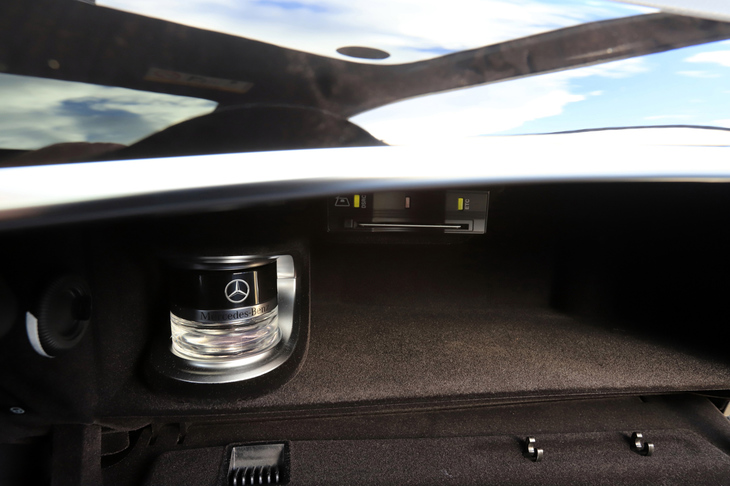 オプションの「ベーシックパッケージ」には、好みの香りで車内を満たす「パフュームアトマイザー」が含まれる。写真左は、グラブボックス内にセットする香水のカートリッジ。