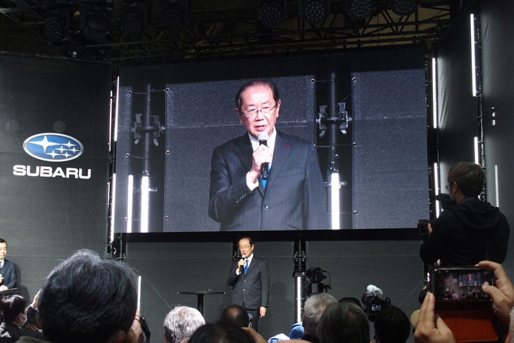 スバルとモータースポーツ統括会社であるスバルテクニカインターナショナルとの共同出展となるブースで行われたプレスカンファレンスの様子。