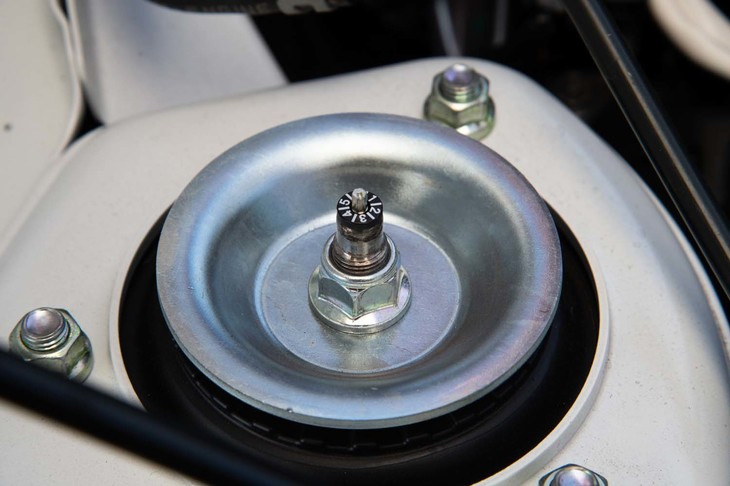 5段階の減衰力調整機構付きサスペンションを採用。今回の試乗車は中間にあたる「3」にセッティングされていた。