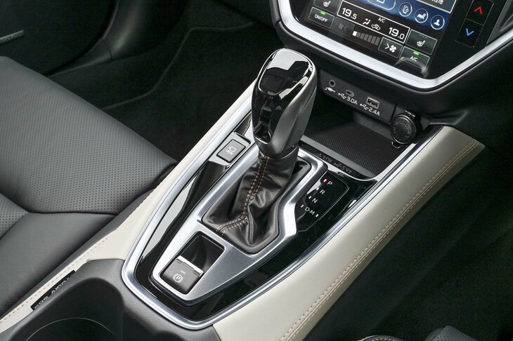 スバル・レヴォーグ レイバック リミテッドEX（センターコンソール＆シフトセレクター）