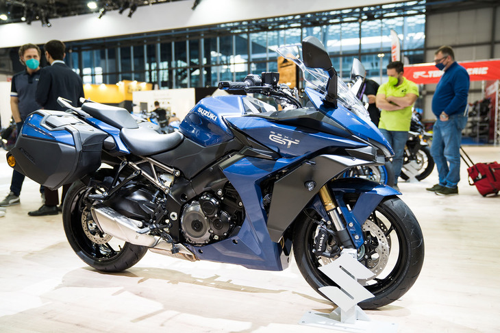 2021年9月に発表された新しいコンセプトのスポーツツアラー「スズキGSX-S1000GT」も出展された。スズキは一般公開日に、ブース中央にカラーの異なる3台のGSX-S1000GTを展示。すでに世界各国で販売が始まっているモデルではあるものの、多くの来場者が“またがり待ち”をするほどの人気を博した。これまでのスズキのスポーツツーリングモデルというと、ネイキッドモデル「GSX-S1000」をベースにフルカウルを装備した「GSX-S1000F」があった。そのベースモデルであるGSX-S1000が新型となったことに伴い、このツーリングバージョンも一新されたというわけだ。従来型よりパワフルになったエンジンを、細部の改良やセッティングの変更しによって仕立て直し、足まわりやライディングポジションもツーリング仕様に変更している。