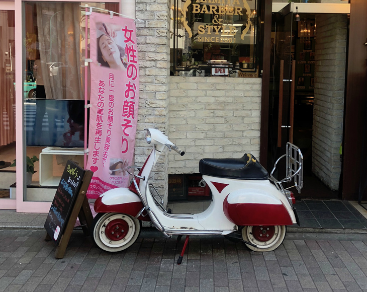 東京都内の理髪店の店先で。