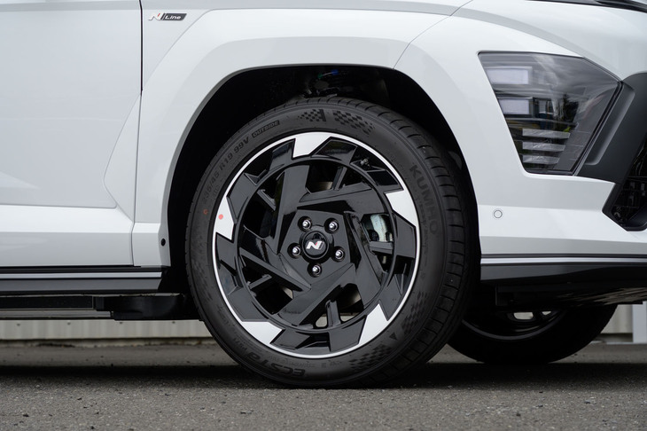 235/45R19のタイヤサイズはスタンダードモデルと同じながら、ダイヤモンドカットのホイールは「Nライン」専用デザインだ。