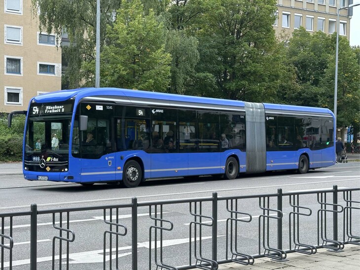 ミュンヘンの最新路線バス。メルセデス・ベンツが2018年に発表した電気バス「eチターロ」である。