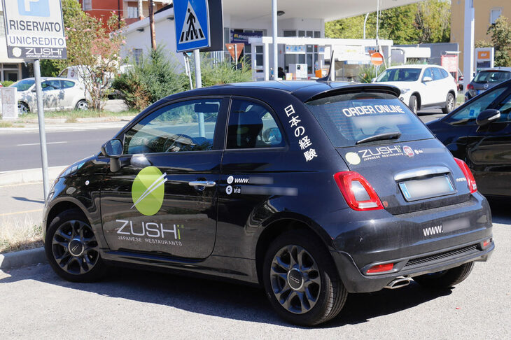 モデナのジャパニーズレストランの営業車。日本語はぎこちないが、全体的なグラフィックのセンスは悪くない。