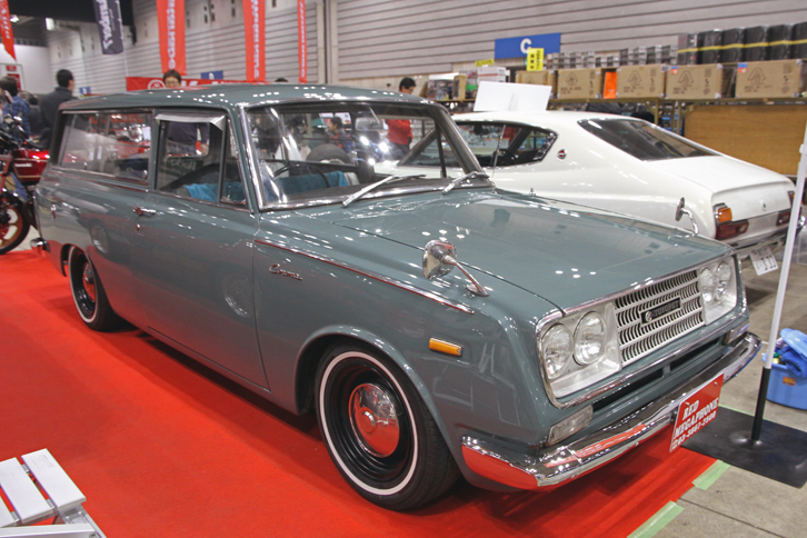 「トヨペット・コロナライン」。1964年に登場した3代目コロナの、4ナンバーの商用バン。少々ローダウンされているが、今見ると2ドアボディーがなかなかスタイリッシュだ。スラントしたノーズとフロントグリルの雰囲気から、当時は“電気カミソリ”、今では“バリカンコロナ”などと俗称される。