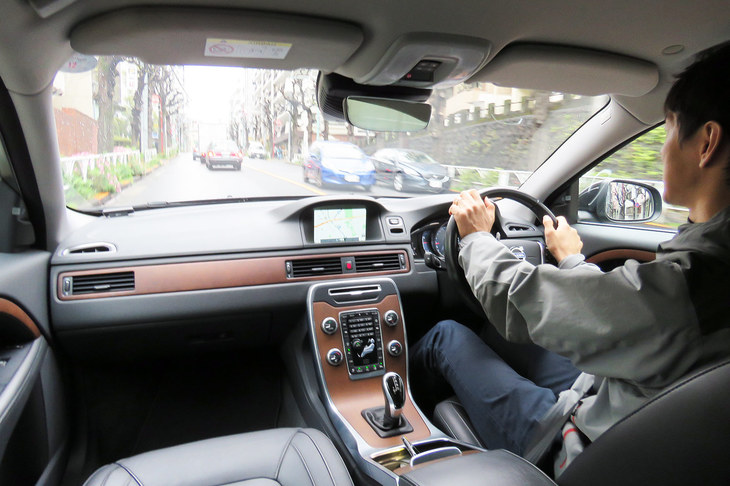 新しいマイカーを運転する折戸青年。