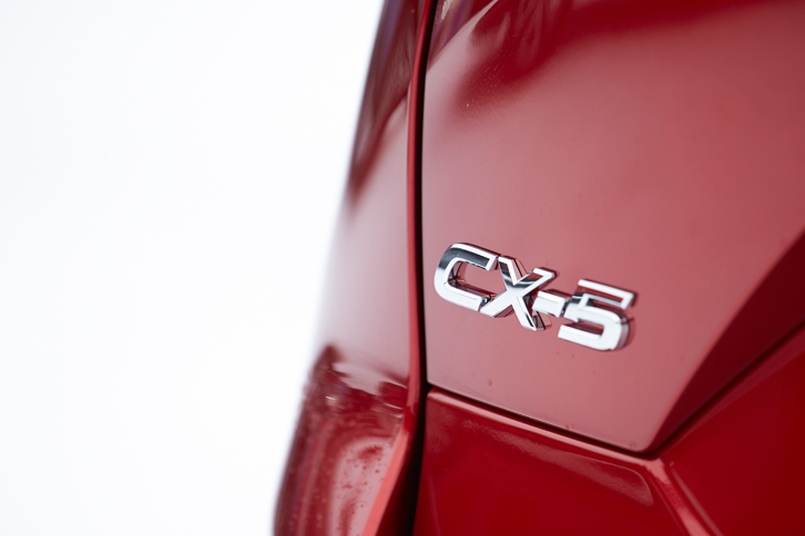 ボディーカラーは全8色。イメージカラーの赤については、従来モデルの「ソウルレッドプレミアムメタリック」から、より彩度を高め、深みを増した新開発の「ソウルレッドクリスタルメタリック」に変更された。