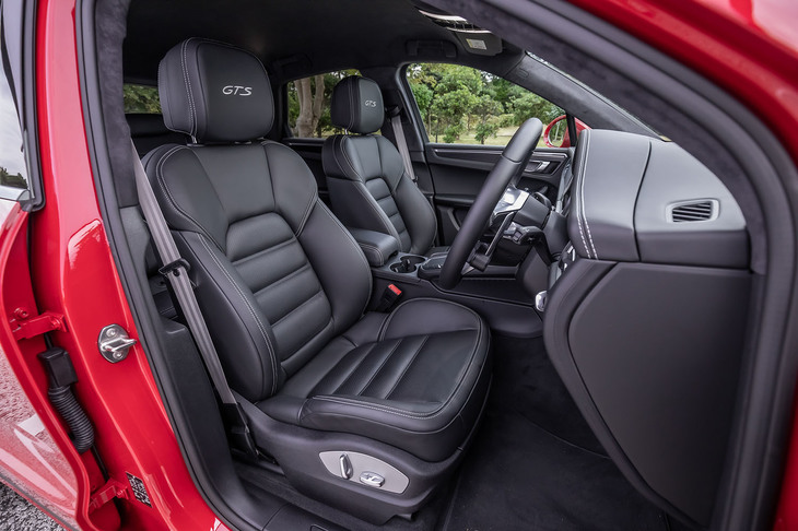 8way電動調節機能付きの「GTSスポーツシート」を前席に標準装備。ヘッドレストには「GTS」のロゴが刺しゅうされている。