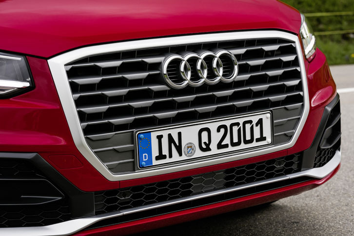 アウディの象徴たる「シングルフレームグリル」。「Q2」では、8つのエッジを持つ直線的なデザインが採用されている。