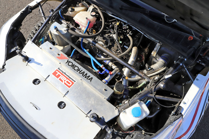 ボディーについてはキャビンを除き、鋼管で独自にフレームを製作。400PSオーバーのエンジンに組み合わされるのは、市販車ベースのトルコン式6段AT（！）だが、専用のロックアップ制御により、高い耐久性と素早い変速を両立していた。