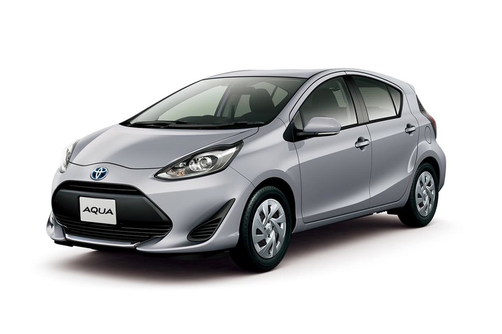 新色「セメントグレーメタリック」のボディーカラーをまとう「アクアS」。