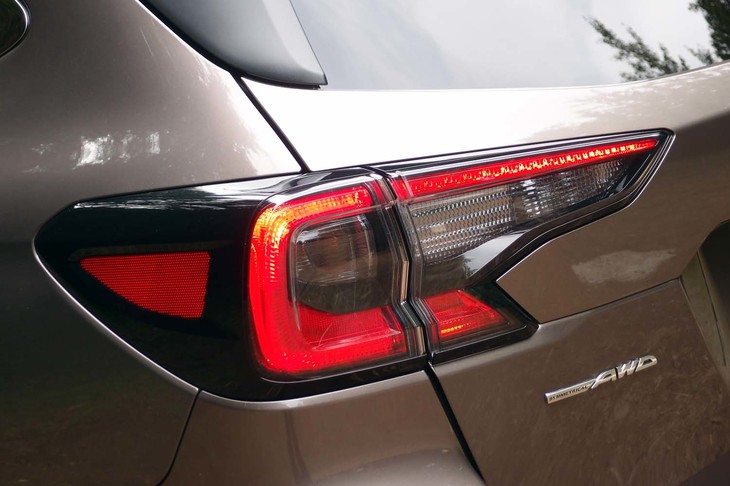 スバル・レガシィ アウトバック リミテッドEX（リアコンビランプ）