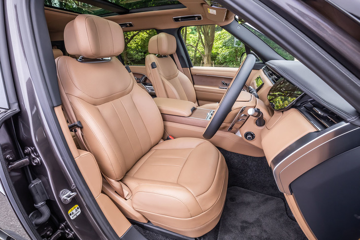 前席にはヒーター＆クーラー、マッサージ機能が標準で装備される。今回の試乗車両は、無償オプションとなる「キャラウェイパーフォレーテッドセミアニリンレザー」のシート表皮と、「スライディングパノラミックルーフ」が選択されていた。