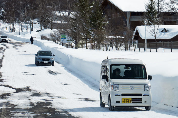 公道試走から戻ってくる各試走車。ウインター性能だけでなく、サマー性能の向上も図られた“プレミアムなオールシーズンタイヤ”は、年に数回しか雪が降らないエリアのオーナーにはオススメの選択肢といえそうだ。
