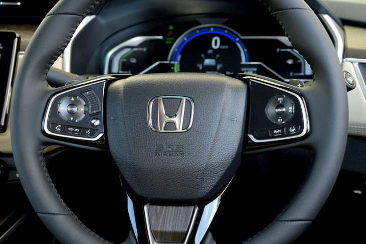 ステアリングホイールの左側スポークにはインフォテインメントシステムのスイッチが、右側スポークには運転支援システムのスイッチが備わる。