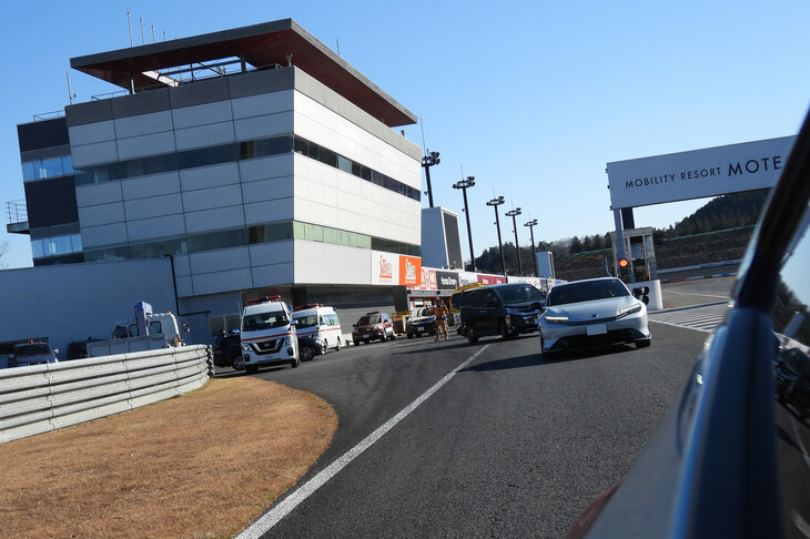 2組に分かれ、いよいよレーシングコースへ。